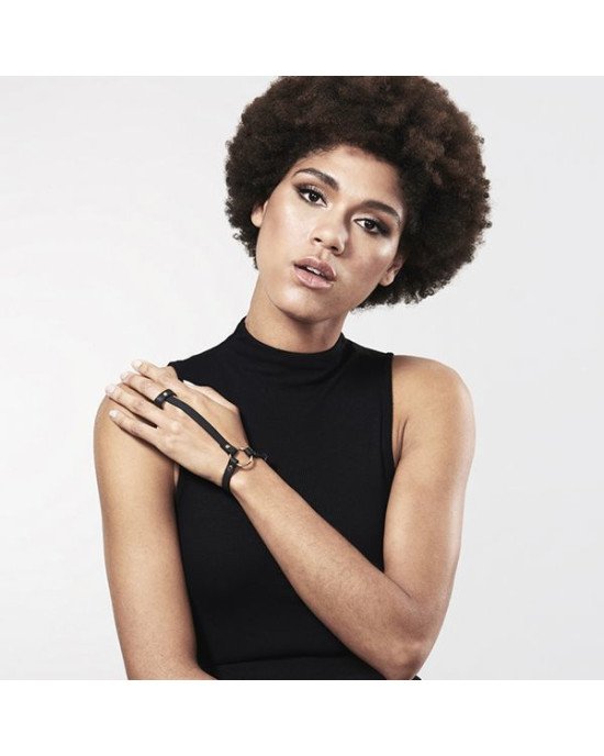Пара браслетів на зап'ясті і палець Bijoux Indiscrets MAZE Hand Bracelet Harness Black, екошкіра Пара браслетів на зап'ясті і палець Bijoux Indiscrets MAZE Hand Bracelet Harness Black, екошкіра