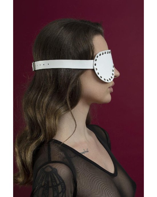 Маска на очі з заклепками Feral Feelings - Blindfold Mask, натуральна шкіра, біла Маска на очі з заклепками Feral Feelings - Blindfold Mask, натуральна шкіра, біла