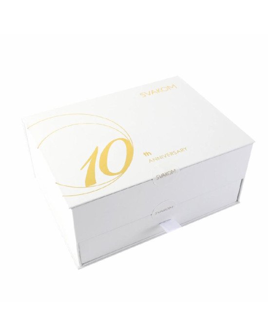 Подарунковий набір Svakom Anniversary Box: вакуумний стимулятор, стрічки, маска, лубрикант, спрей Подарунковий набір Svakom Anniversary Box: вакуумний стимулятор, стрічки, маска, лубрикант, спрей