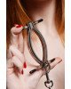 Затискач для статевих губ з повідцем Master Series Pussy Tugger Adjustable Vagina Clamp with Chain Затискач для статевих губ з повідцем Master Series Pussy Tugger Adjustable Vagina Clamp with Chain